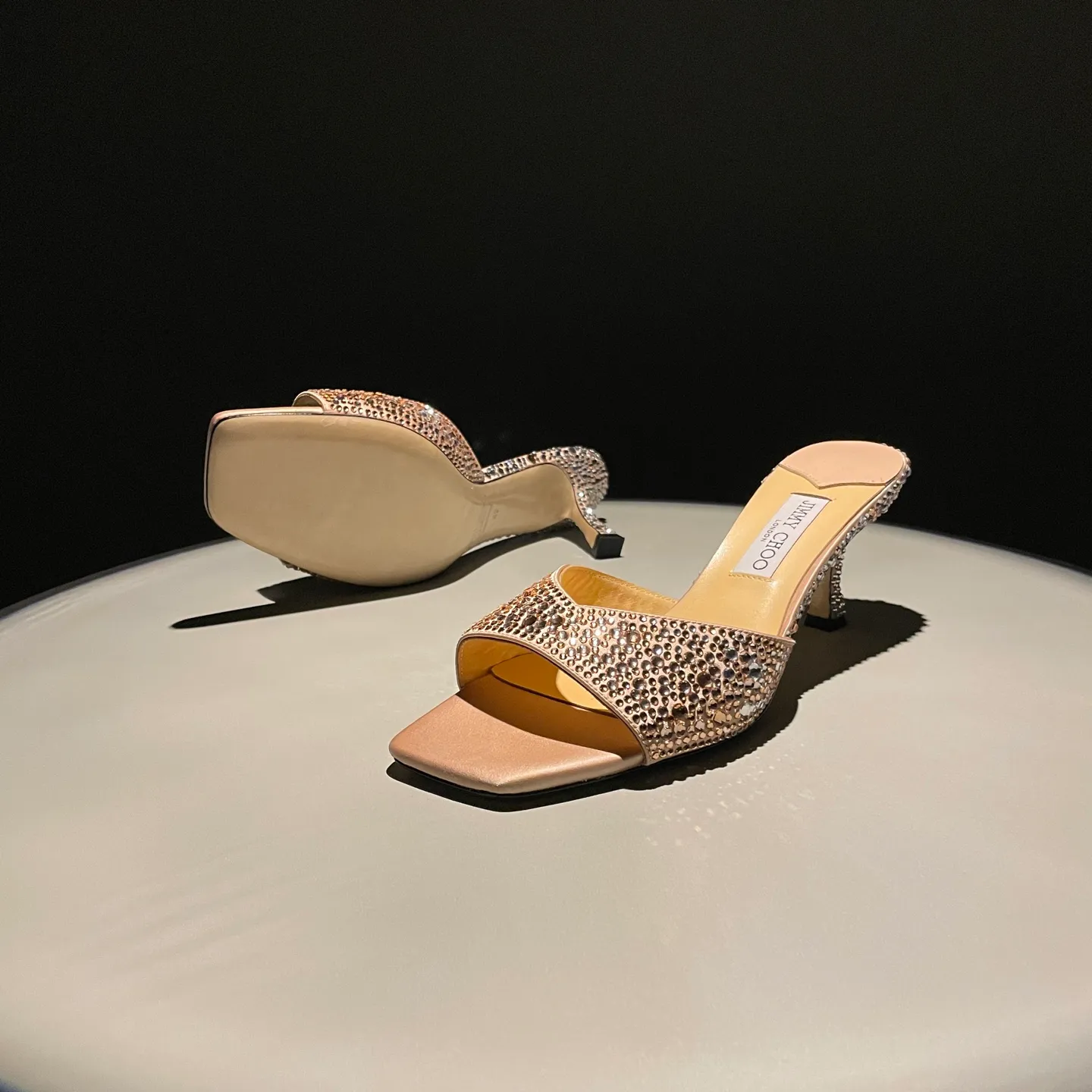 👟👟Ex-factory price 640👟👟 JIMMY CHOO A pair of high heels that can conquer all men👠Easy to wear and versatile, a must-have item for the annual meeting🥂Bilng Bilng is so beautiful that no one can breathe. Material: silk hot diamond gradient champagne color🍸Sheepskin lining Italian leather outsole 2 colors for sale: champagne white Size: 34-40 (41 42 43 (Customized)) Height 7cm, packed at the same time at the counter!
